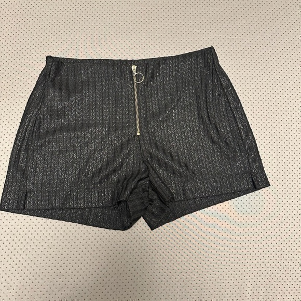 Mango Black Lightweight Zipper Shorts Women 4
Waist 27”
Rise 8”
Inseam 2”